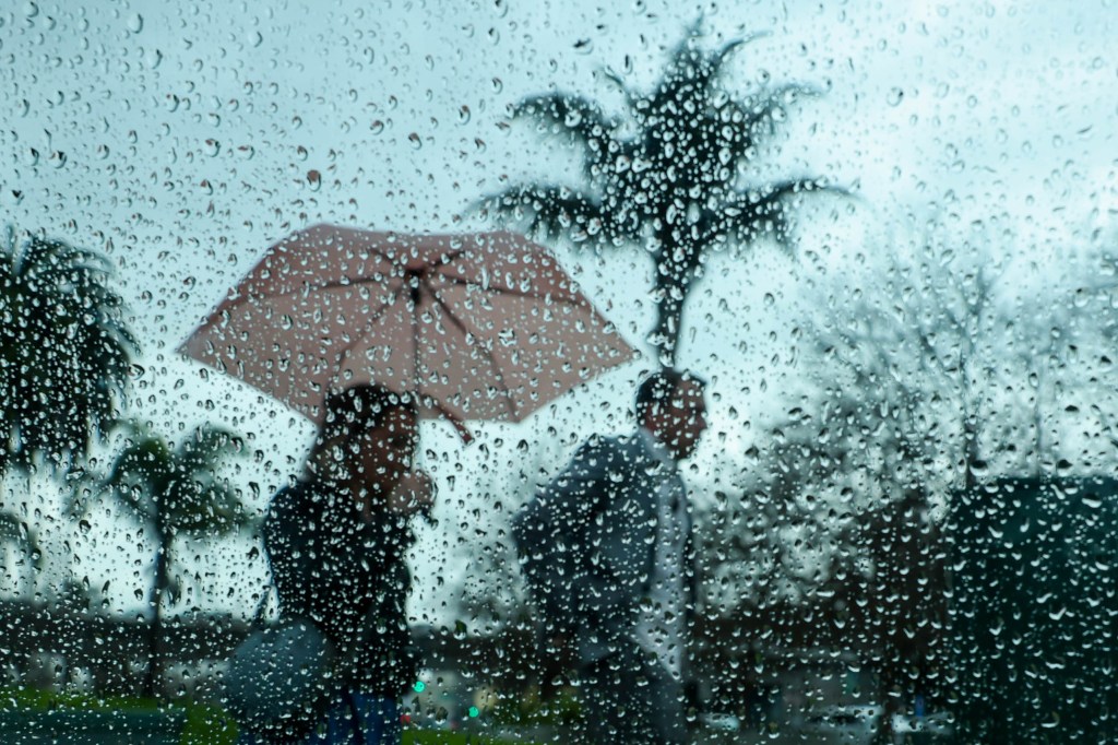 On Monday, first of three rainstorms brings Bay Area a “solid soaking,” minor flooding – The Mercury News