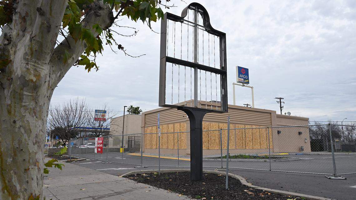 Wendy’s and KFC fast-food spots on C Street in Fresno closed