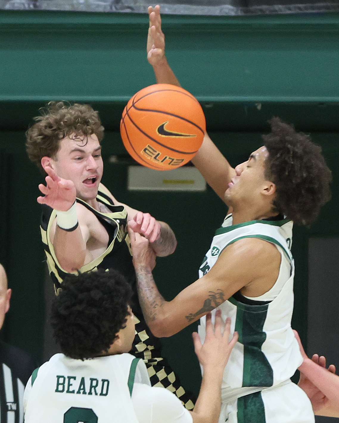 Oakland Golden Grizzlies guard Brody Robinson passes the basketball under pressure by the defense of Cleveland State Vikings guard Jaidon Lipscomb in the first half.