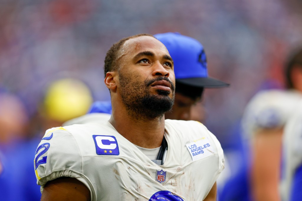 Los Angeles Rams wide receiver Robert Woods looking up.