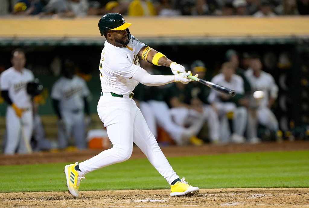 Padres agree to terms with free agent Miguel Andujar