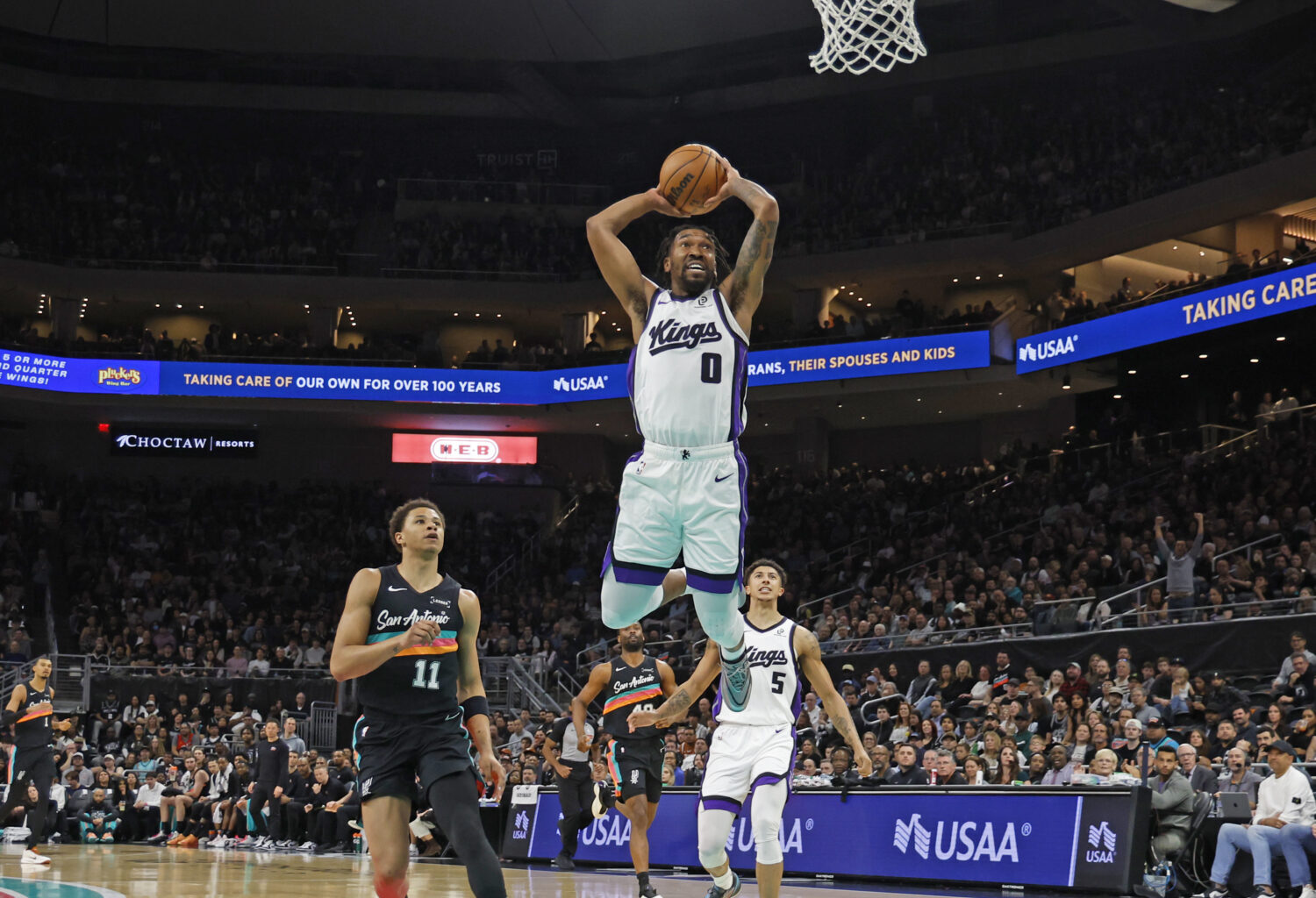 Sacramento Kings start road trip by recording their 16th straight loss