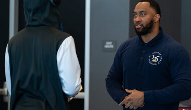 student talking to a college representative