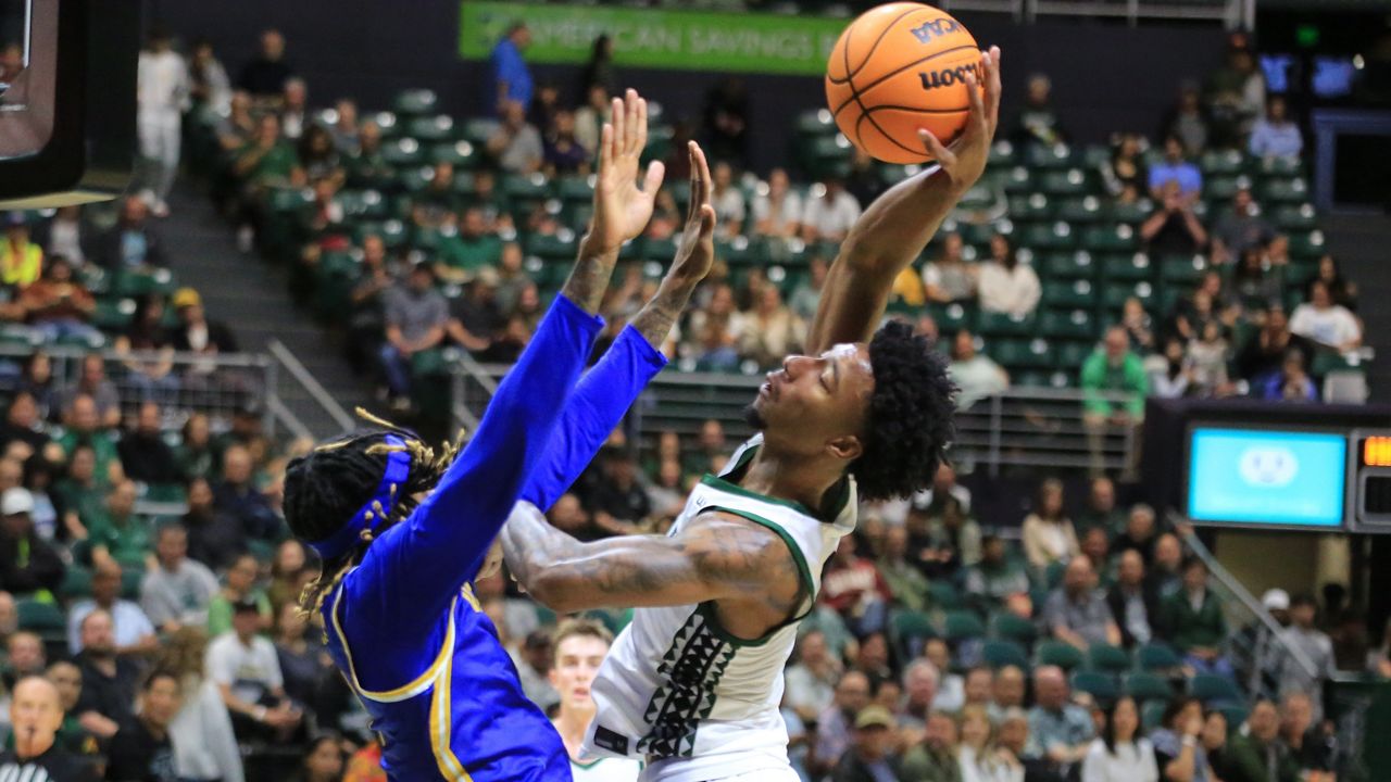 Hawaii wing Dre Bullock, seen attempting a dunk against Cal State Bakersfield at the Stan Sheriff Center last week, scored a season-high 26 points in a win at Long Beach State on Saturday.