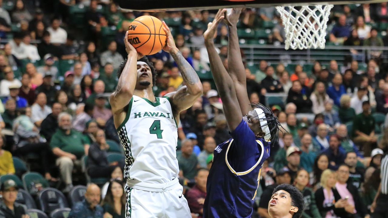 Hawaii wing Dre Bullock drove to the basket against UC San Diego at the Stan Sheriff Center last Saturday.