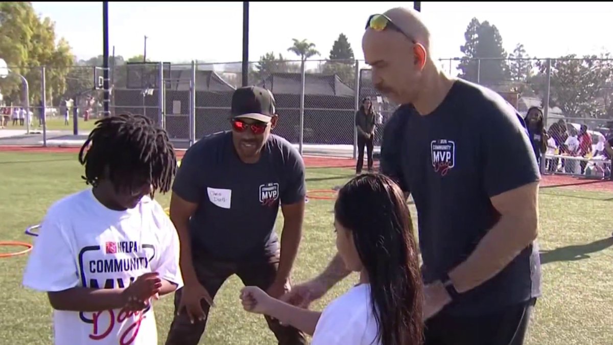 Oakland students spend day meeting with NFL players – NBC Bay Area