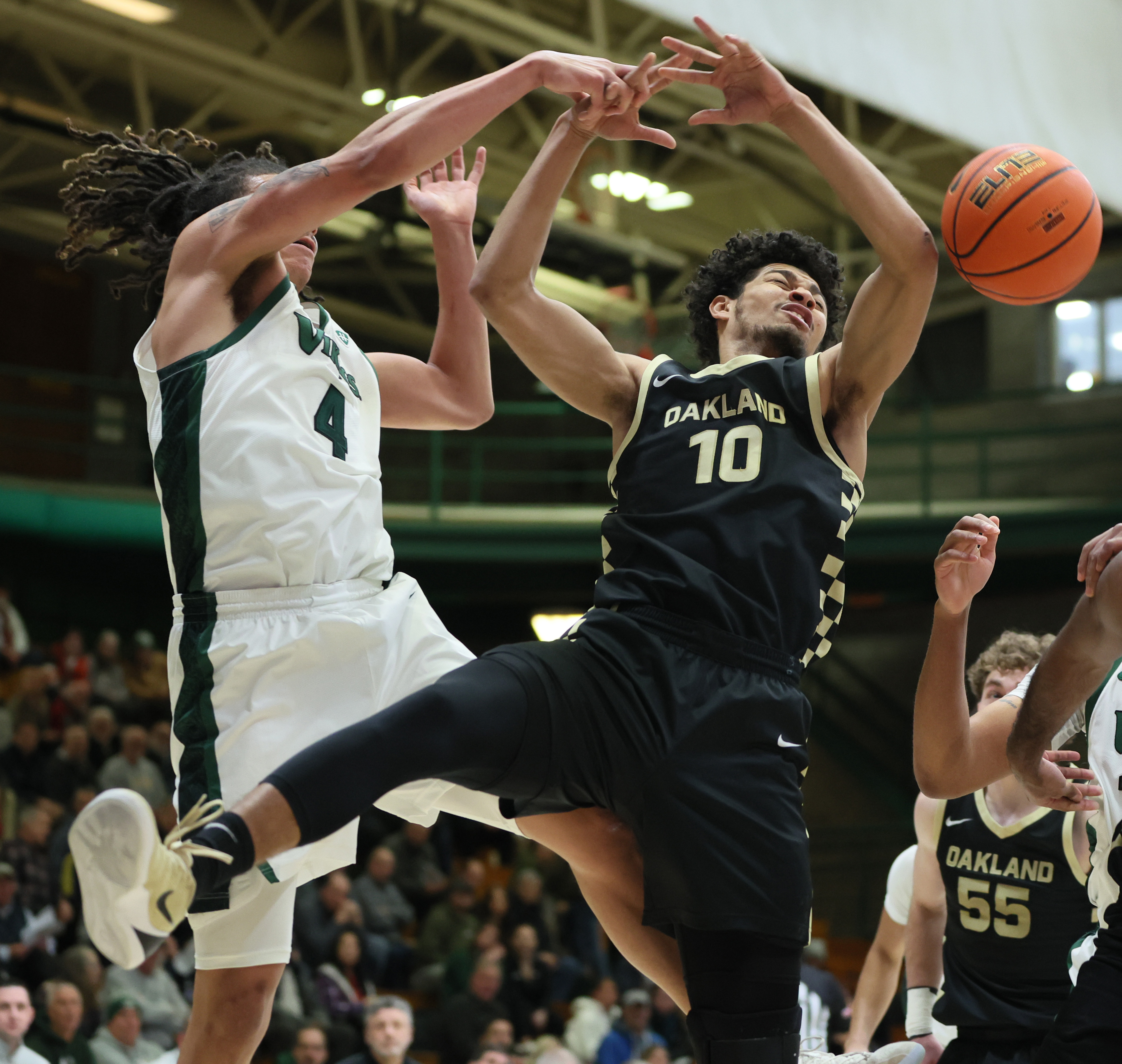 Cleveland State Vikings forward Preist Ryan (L) and Oakland Golden Grizzlies guard Brett White battle for possession of a rebound in the first half.