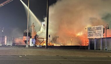 Crews battle suspicious blaze at Blackstone in Fresno