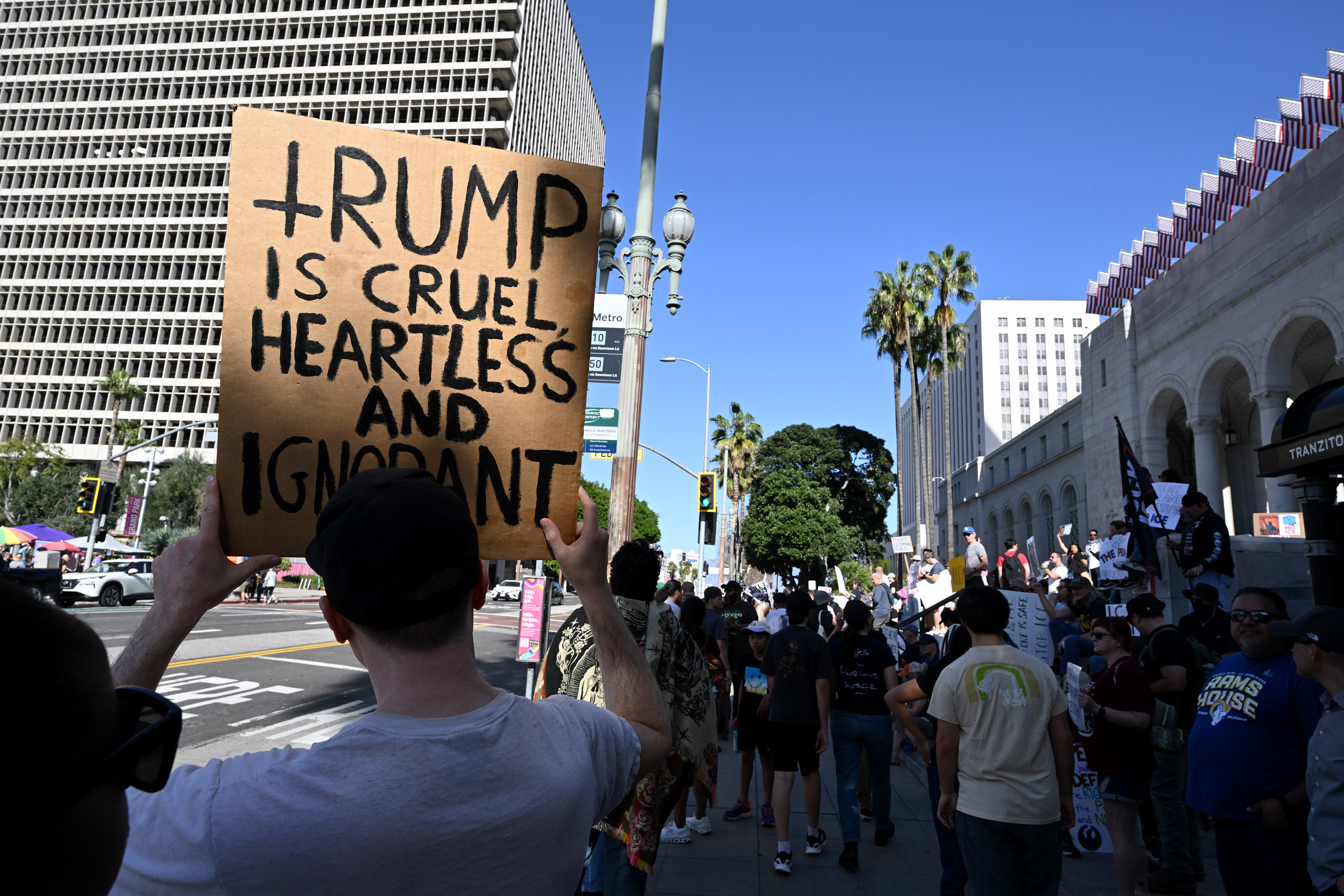 Angelenos rally in front of City Hall for a âICE...
