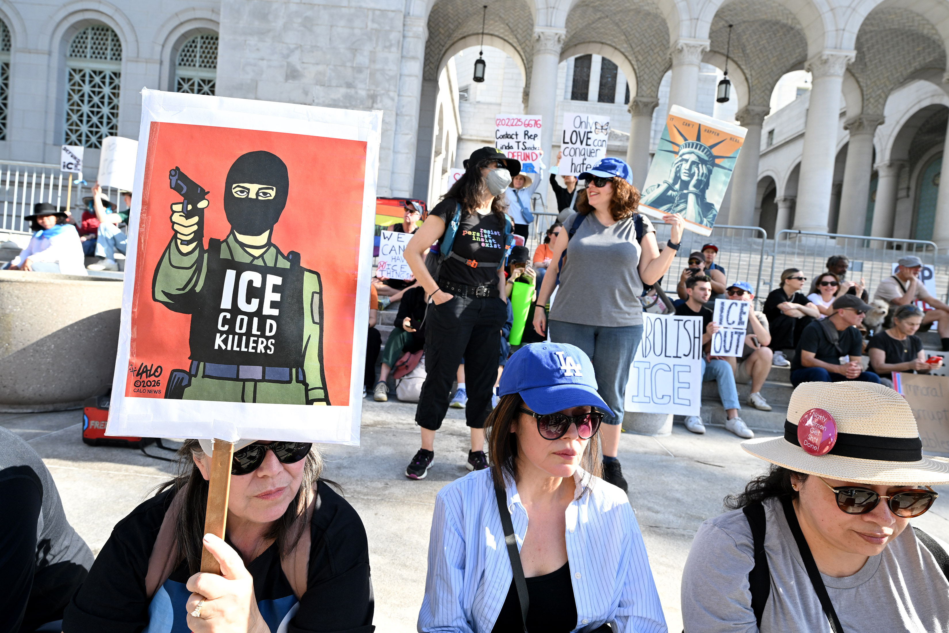Angelenos rally in front of City Hall for a âICE...
