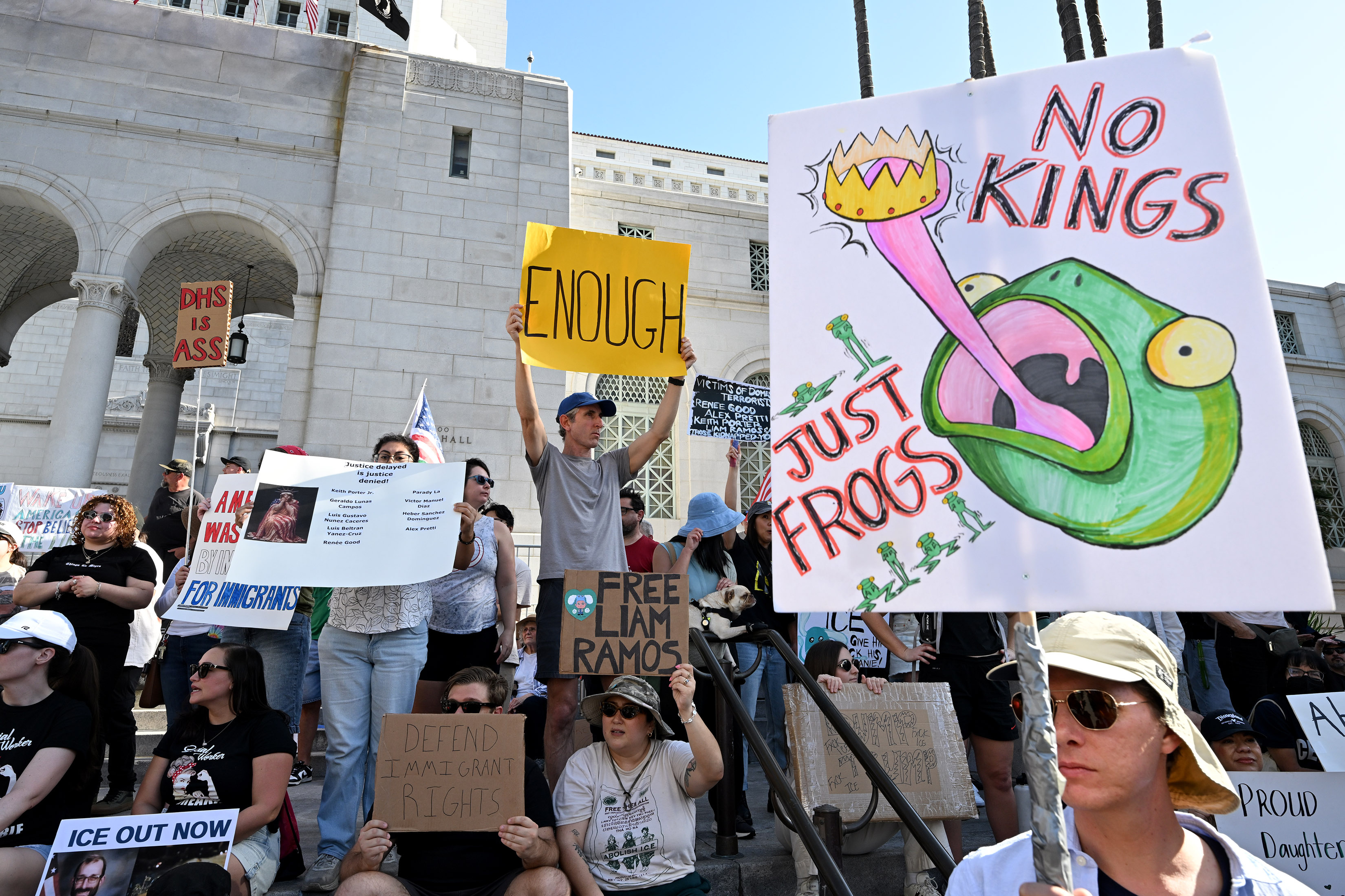 Angelenos rally in front of City Hall for a âICE...