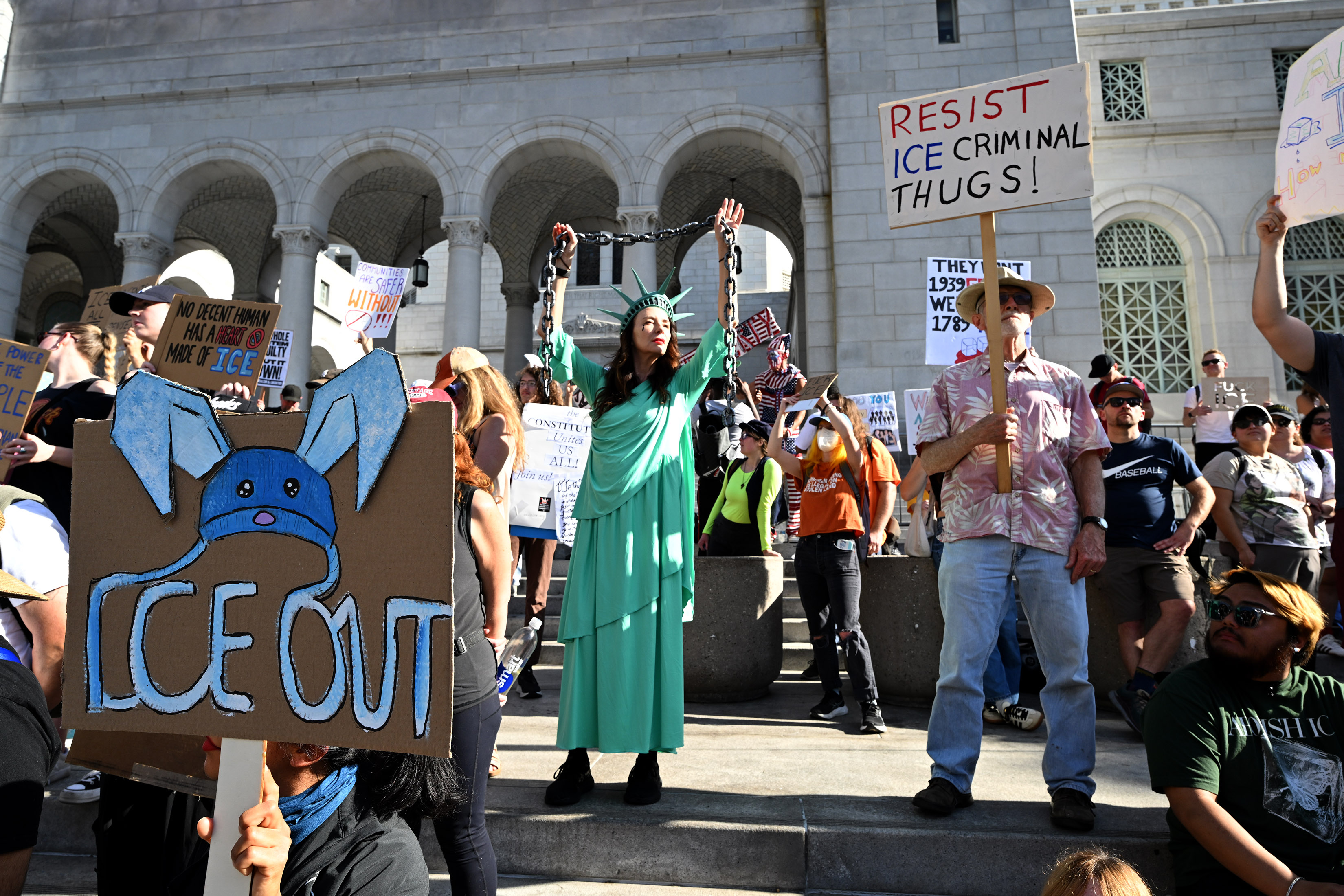 Angelenos rally in front of City Hall for a âICE...