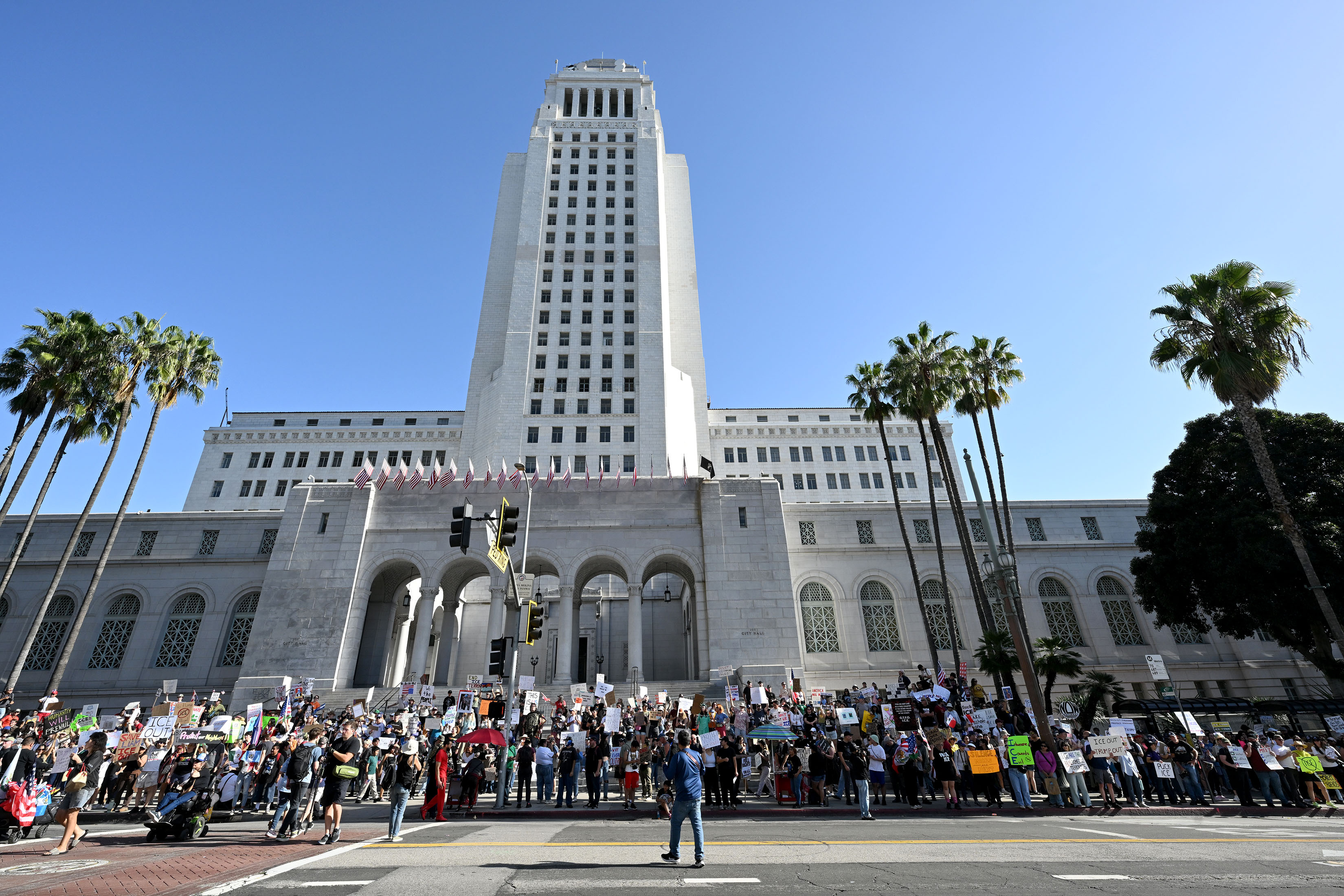 Angelenos rally in front of City Hall for a âICE...