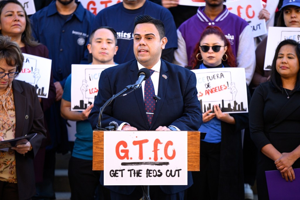 This bill would ban ICE agents from future hiring as a public employee in California – Daily News