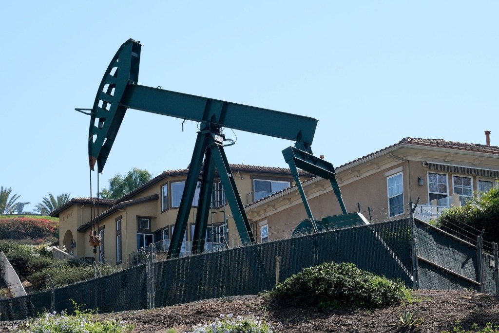 Hundreds of San Diego County schools, parks and care facilities are near potentially dangerous oil wells, data show – San Diego Union-Tribune