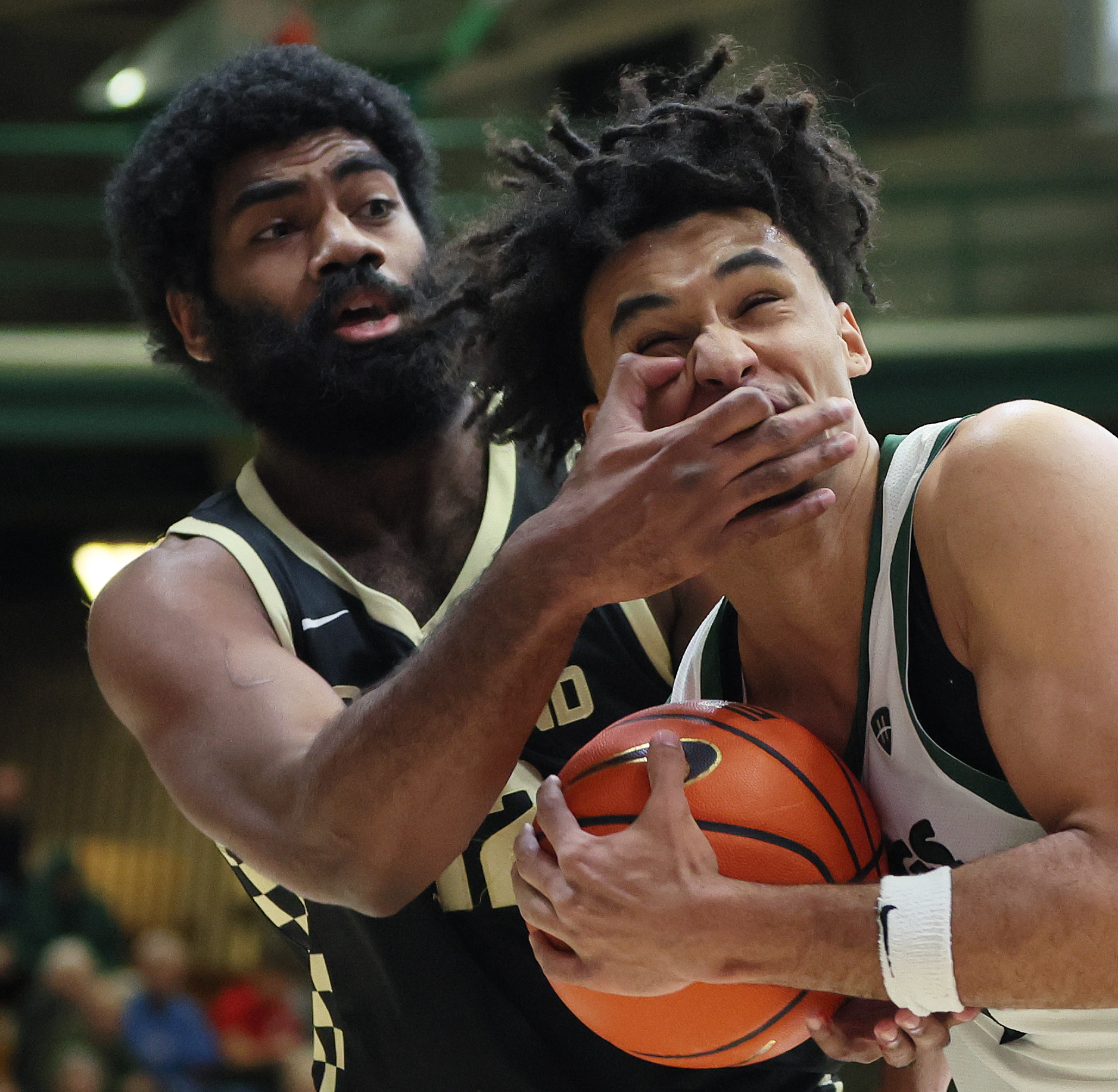 Cleveland State Vikings forward Dayan Nessah has his face inadvertently grabbed by Oakland Golden Grizzlies forward Tuburu Naivalurua on Nessah’s drive to the basket in the first half.