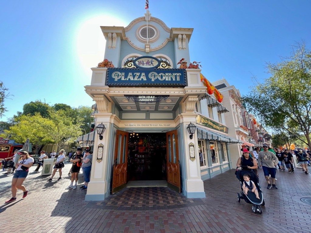 Disneyland tree falls on visitors during a ‘crazy windy’ night – Daily News