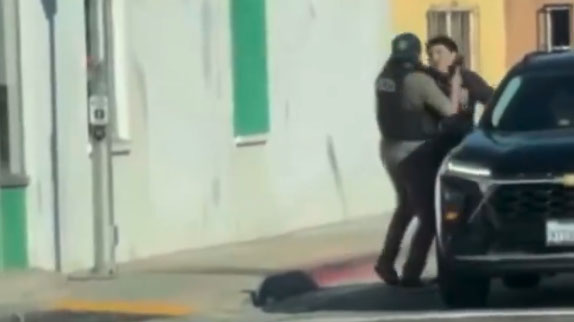 Anaheim police officer appears to pistol-whip teen suspect in Lynwood; viral videos mistakenly claimed it was ICE – Orange County Register