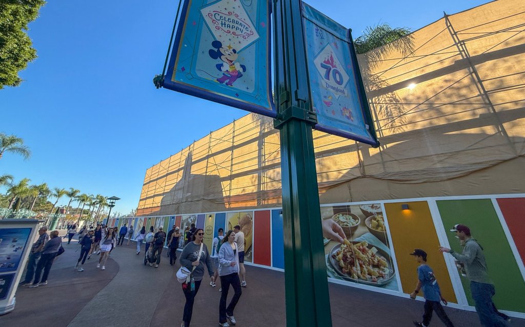 Downtown Disney traffic jam forces Disneyland to reroute walkway during Porto’s construction – Orange County Register