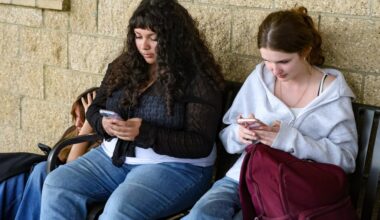 Ramona Unified trustees OK policy allowing high schoolers to use cell phone at lunch – San Diego Union-Tribune