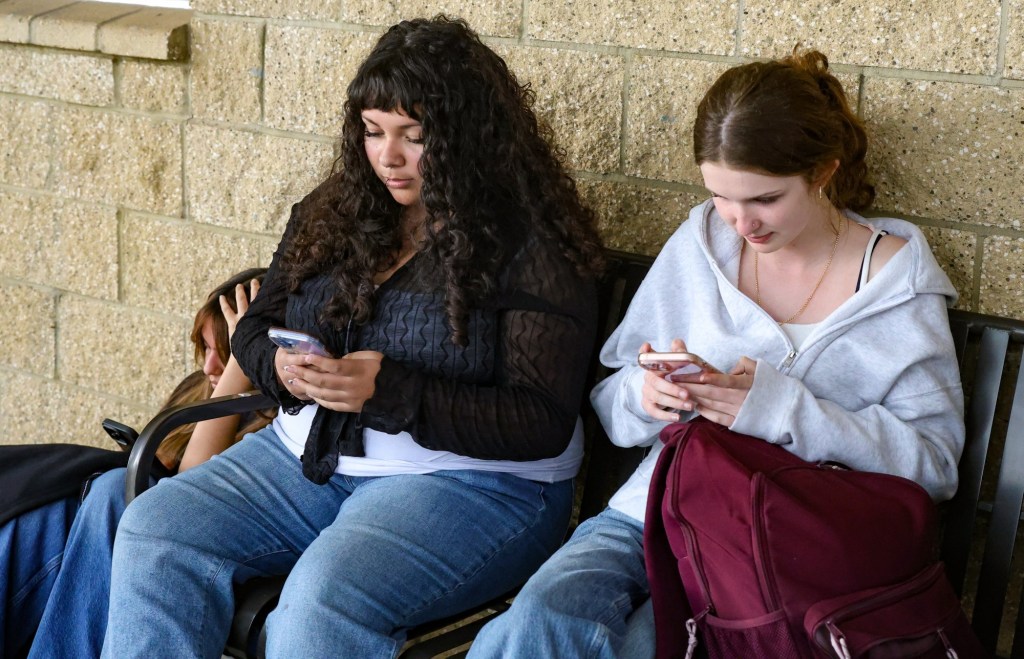 Ramona Unified trustees OK policy allowing high schoolers to use cell phone at lunch – San Diego Union-Tribune