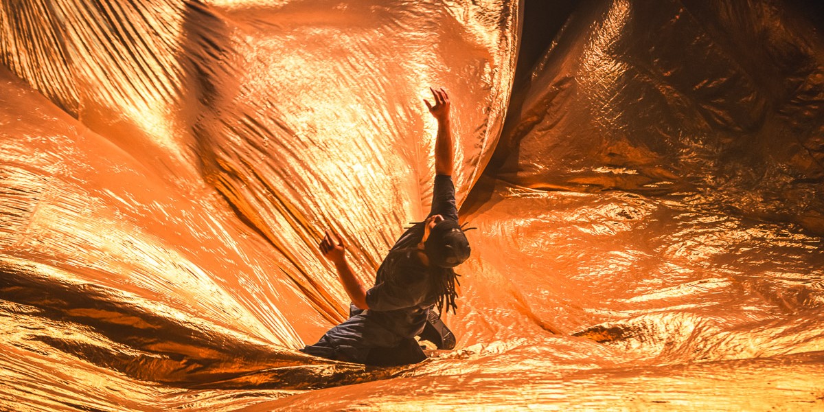 Compagnie Hervé Koubi in "Sol Invictus" - Photo by Melanie Lhote.