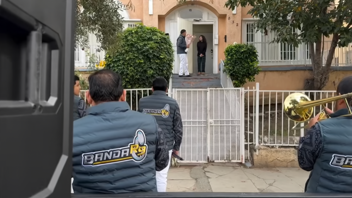 LAPD officers help band serenade girlfriend – NBC Los Angeles