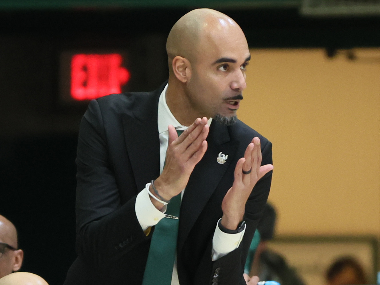 Cleveland State Vikings head coach Rob Summers gives instruction to his players on the court against the Oakland Golden Grizzlies in the first half.