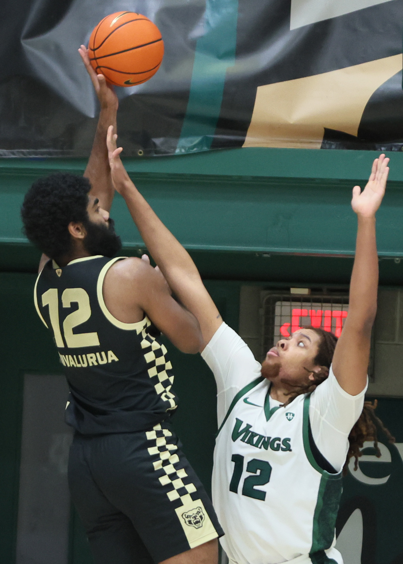 Oakland Golden Grizzlies forward Tuburu Naivalurua takes a shot attempt guarded by Cleveland State Vikings forward Holden Pierre-Louis in the first half.