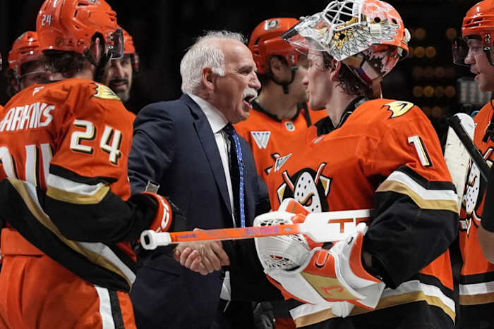 Joel Quenneville reaches 1,000 victories, joining Scotty Bowman in an elite club for NHL coaches