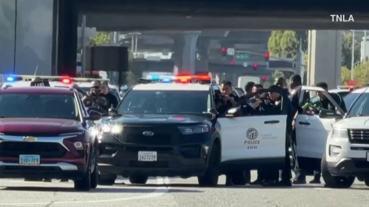 Pursuit of murder suspect shuts down 405 Freeway off-ramp in Hawthorne – NBC Los Angeles