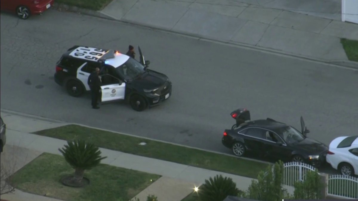 LAPD searching for pursuit suspect after shooting in San Fernando Valley – NBC Los Angeles