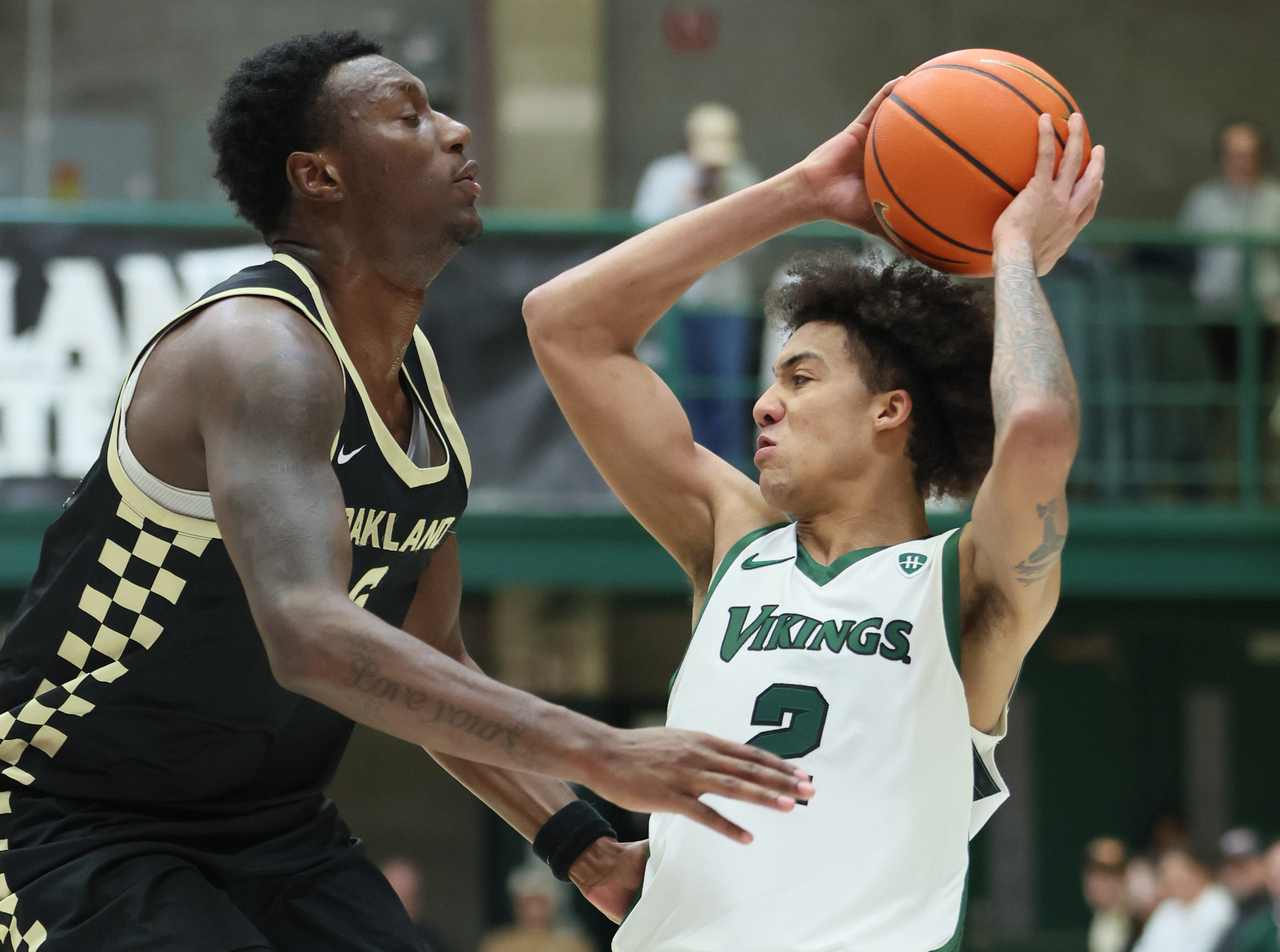 Cleveland State Vikings guard Jaidon Lipscomb looks to make a pass guarded by Oakland Golden Grizzlies forward Michael Houge in the first half.