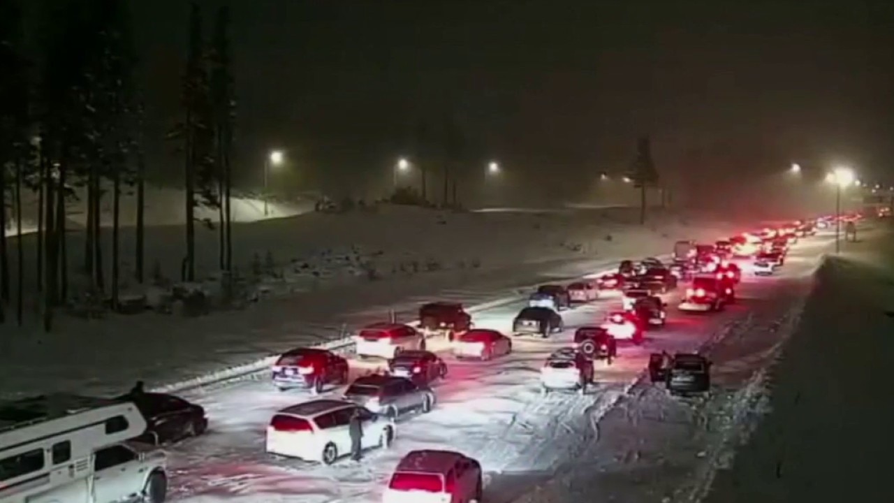 Powerful snow storm slam the Sierra