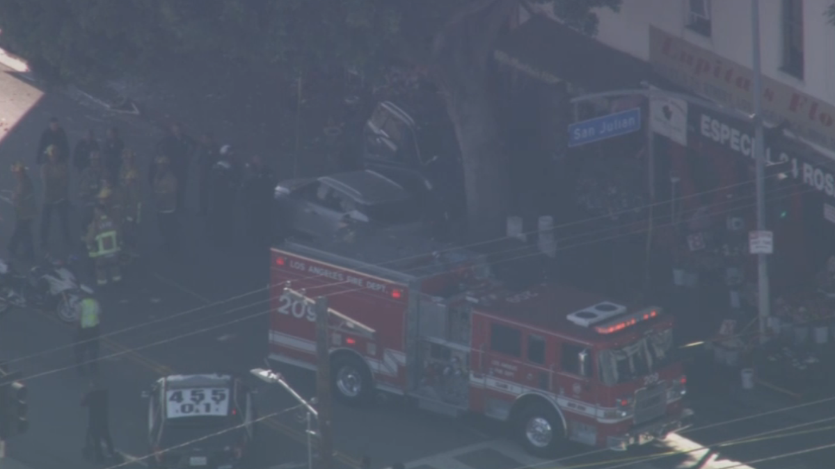 Car crashes into tree on downtown LA sidewalk – NBC Los Angeles