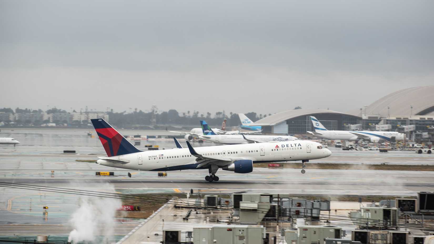 Delta Air Lines Boeing 757 departing rainy Los Angeles International Airport LAX