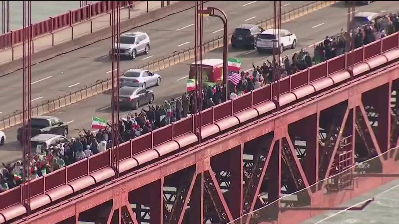 'Human chain' on Golden Gate Bridge calls for change in iran