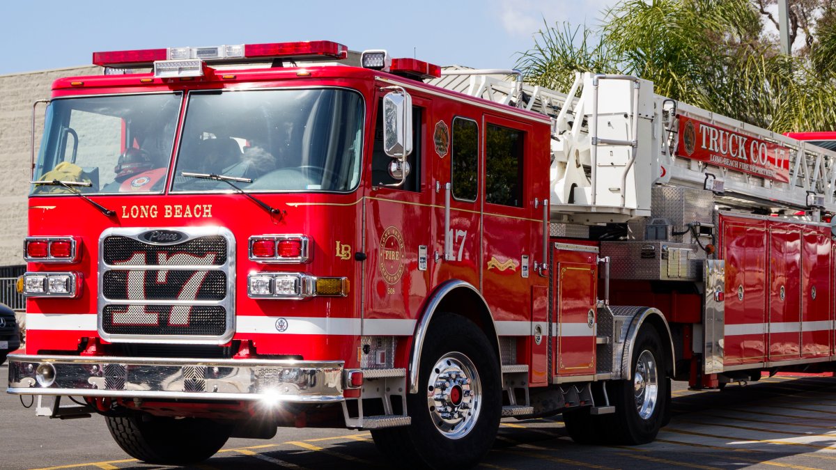 ‘Heroic’ neighbors break window to help woman in Long Beach fire – NBC Los Angeles