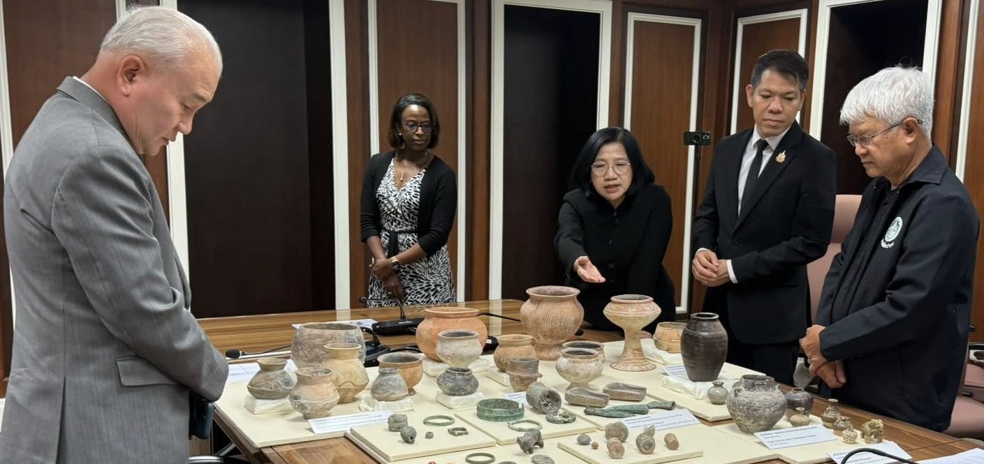 Officials examine the repatriated Thai antiquities (Photo by Sarah Murphy)