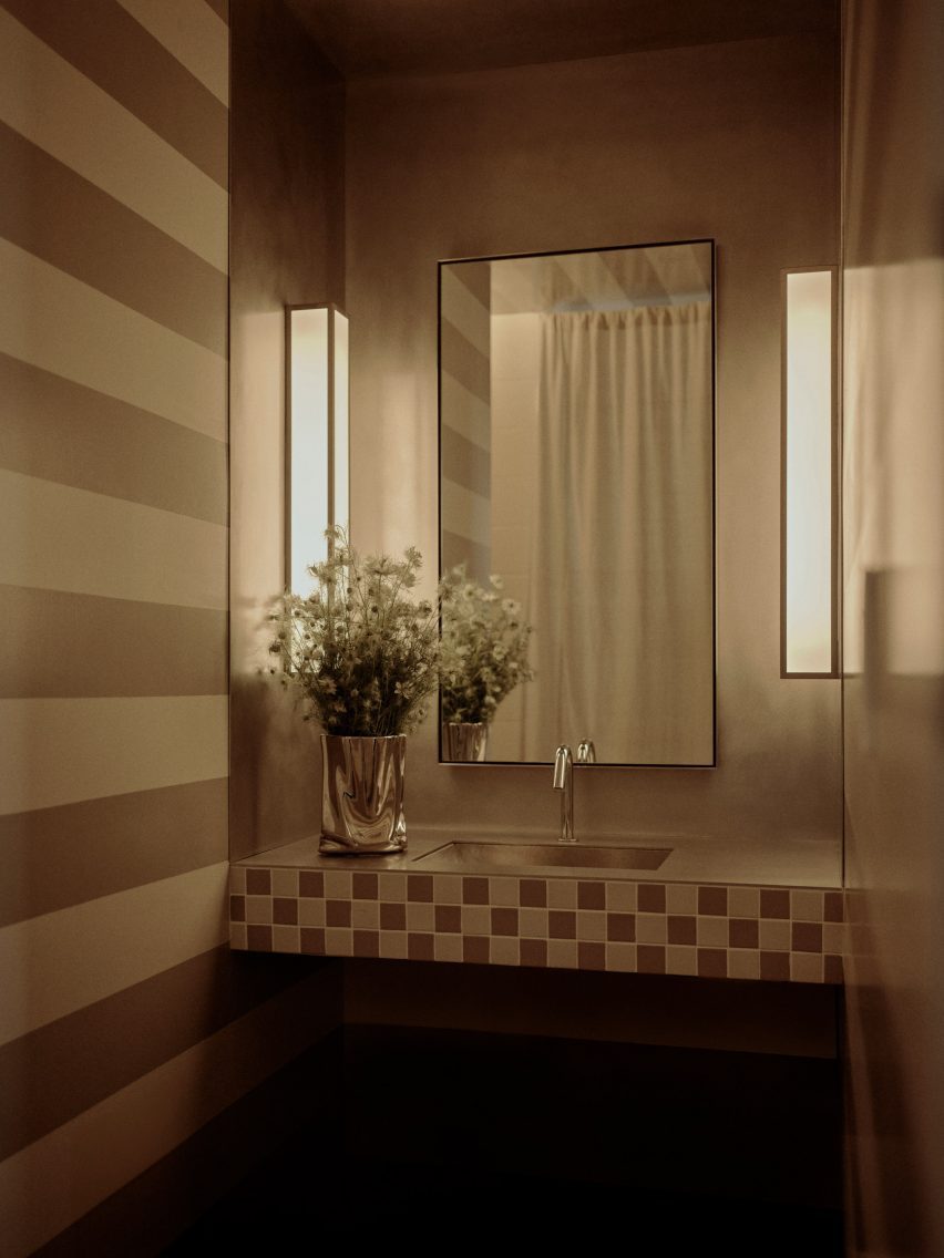 Bathroom featuring striped walls and ceilings influenced by Mario Botta
