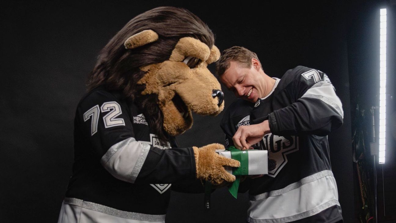 Artemi Panarin gifts Los Angeles Kings mascot Rolex for No. 72 jersey