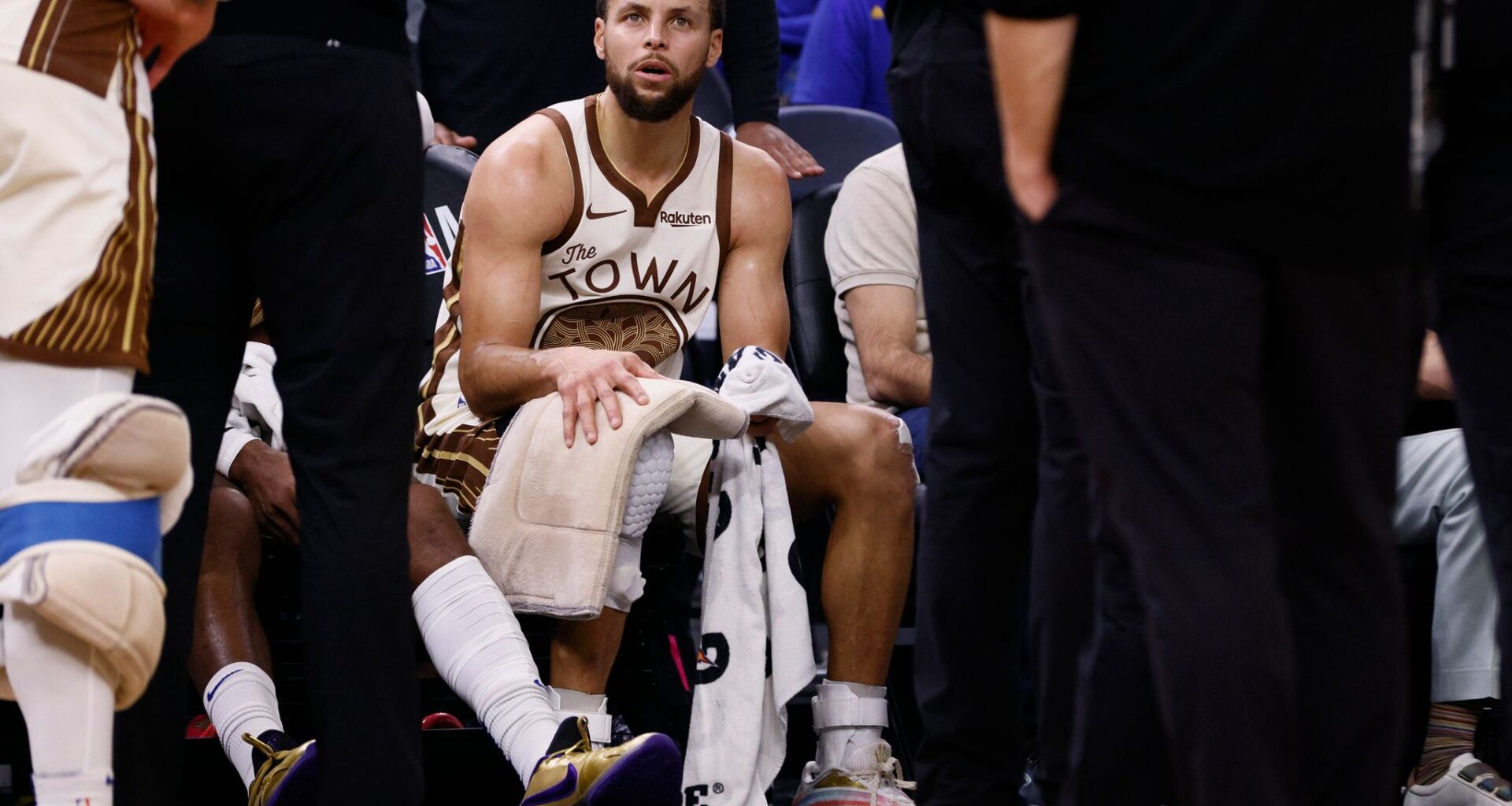 Warriors’ Steph Curry undergoes MRI on right knee, labeled day-to-day