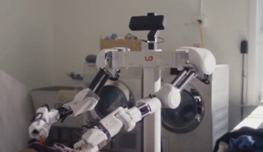 San Francisco tech company debuts laundry-folding robot