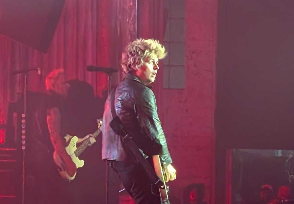 Green Day gives strong advice to ICE agents at Super Bowl week concert