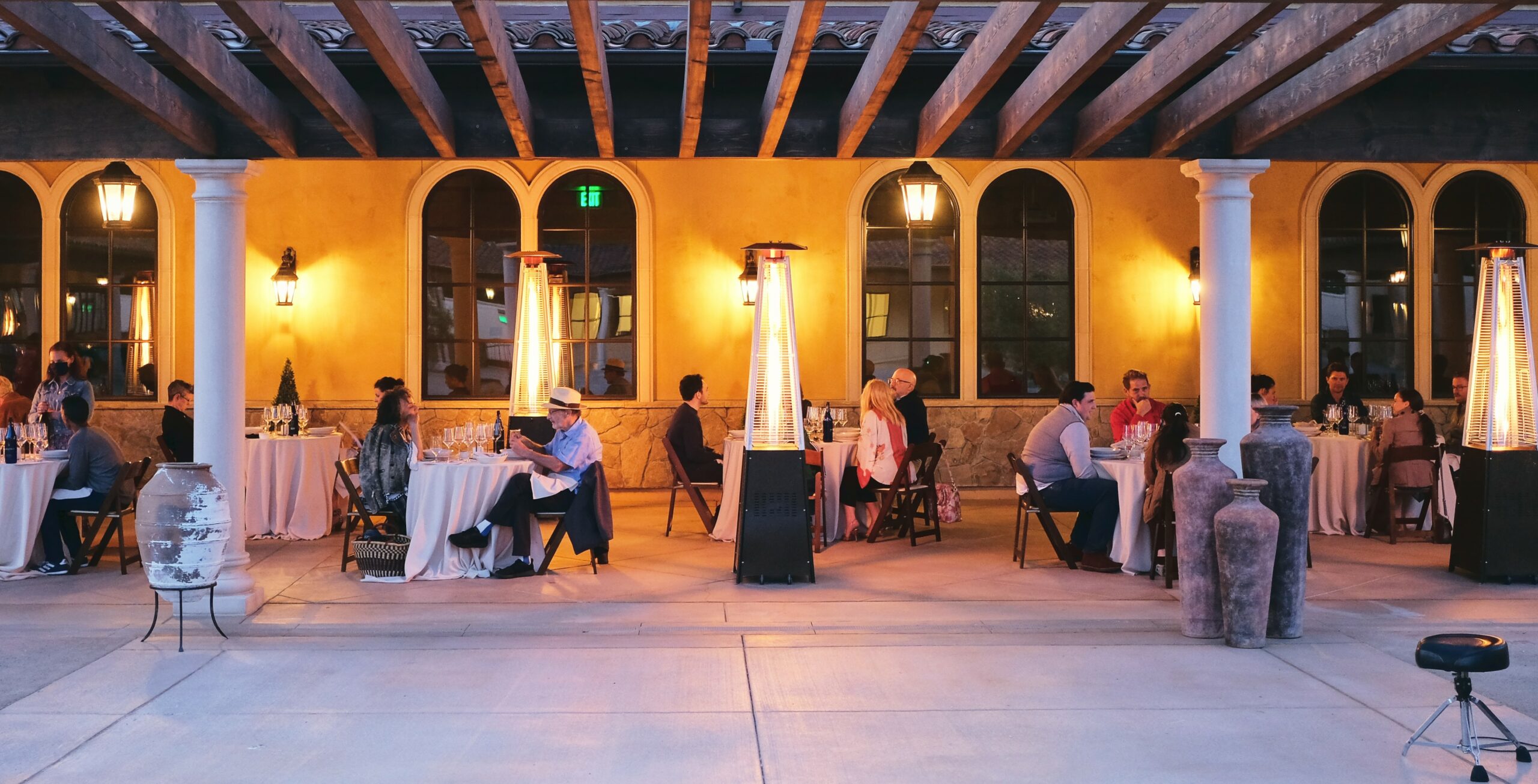 Outdoor tables for wine tasting at Bacchus Landing in Healdsburg. (Sonoma County Tourism)