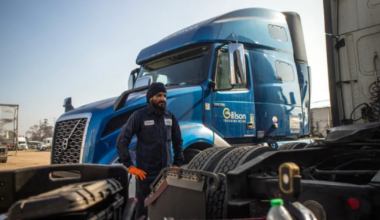 Judge pauses CA’s plans to cancel trucking licenses for immigrants