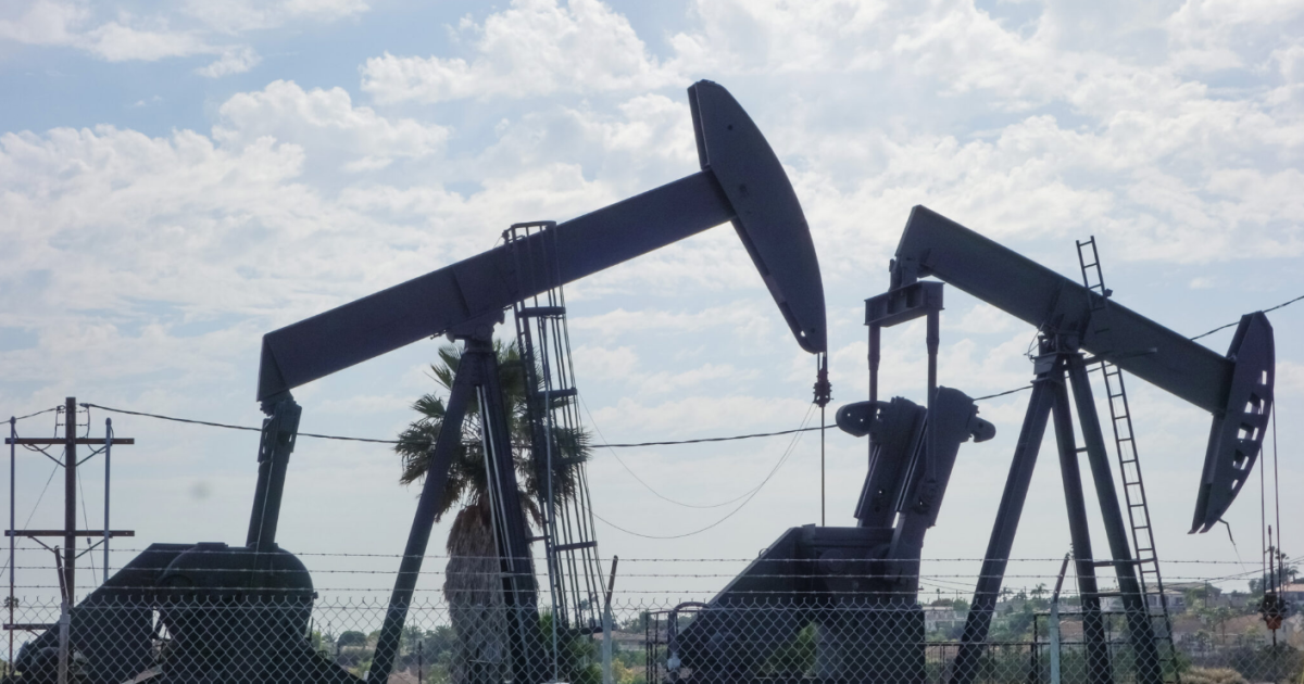 How many California schools are in the 3,200-foot buffer zone where the state bans new drilling?