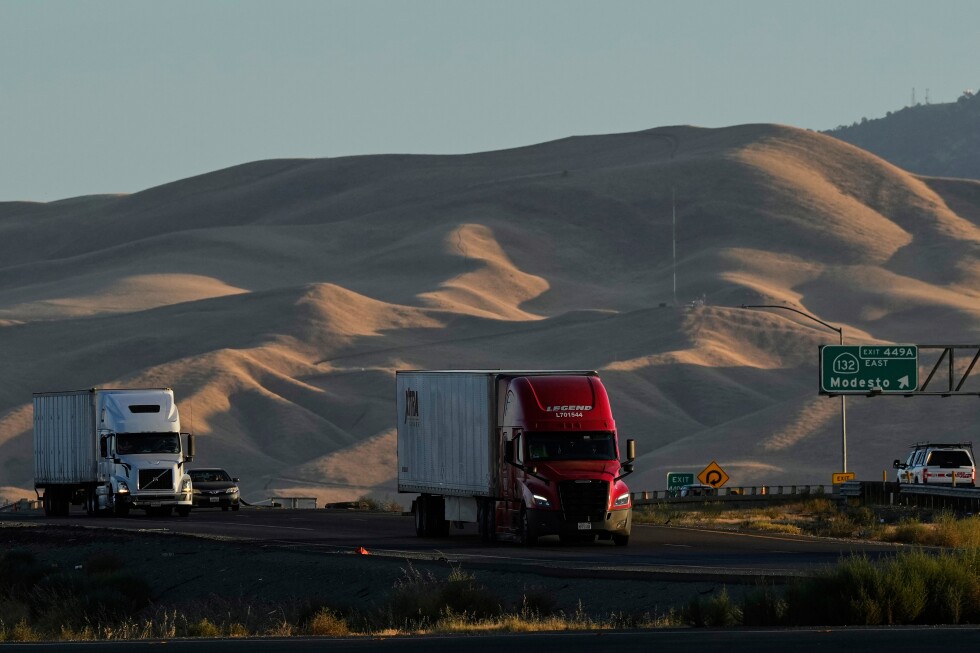California must let immigrant truck drivers keep their licenses, judge rules