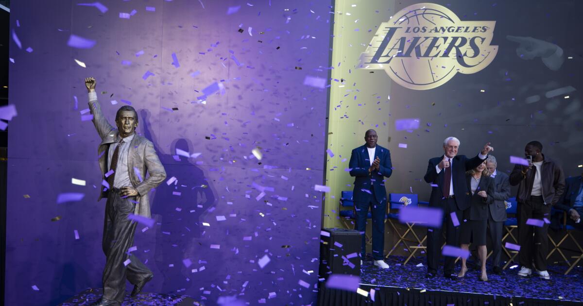 During statue unveiling, Pat Riley reminds Lakers of keys to winning