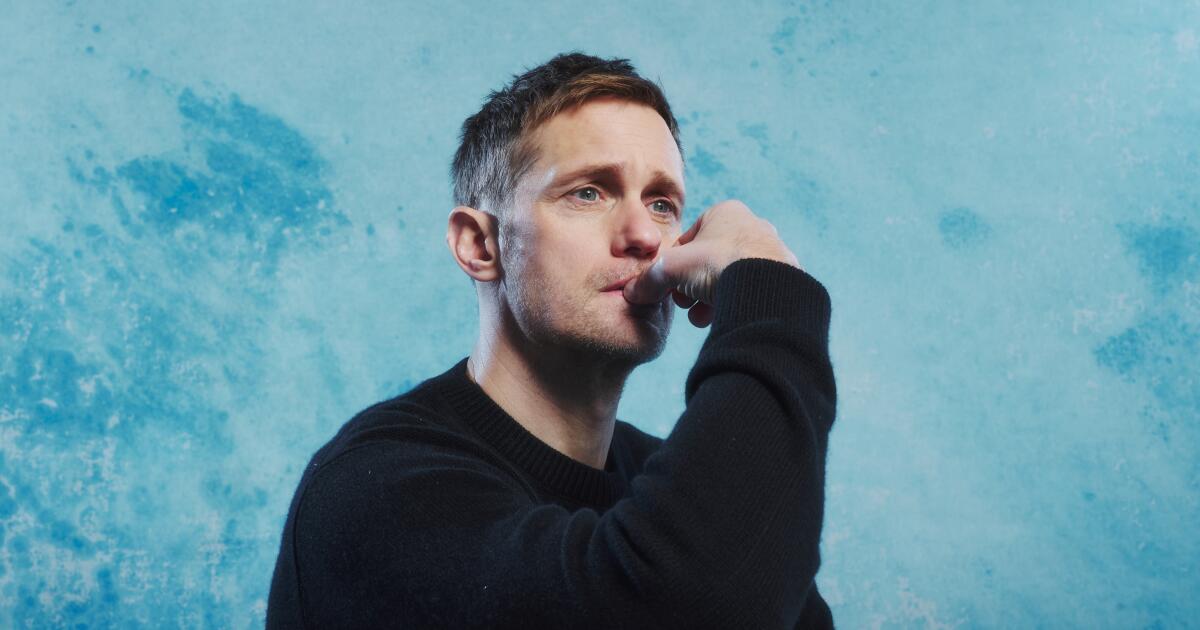 Alexander Skarsgård and dad Stellan help 'SNL' hit 1,000th episode